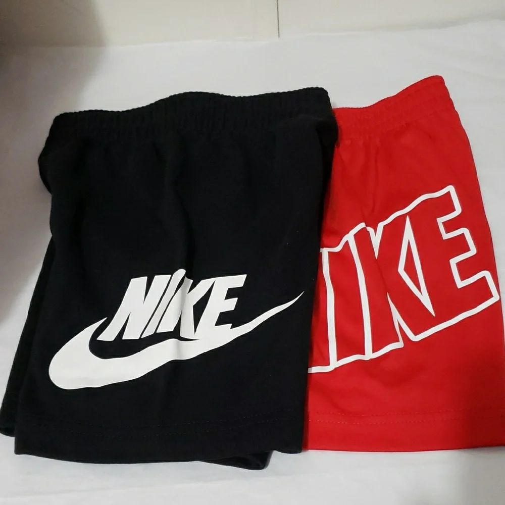 Nike T-Shirts in Gray, Black, and Red with Green Kid's 4-5 5‎ Tee's /Shorts (6)